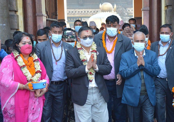 कार्यवाहक प्रधानमन्त्री खाँणः सर्वसाधारणसँगै लाइनमा बसेर पशुपतिनाथको पूजा, डेढ घण्टा भलाकुसारी ! 